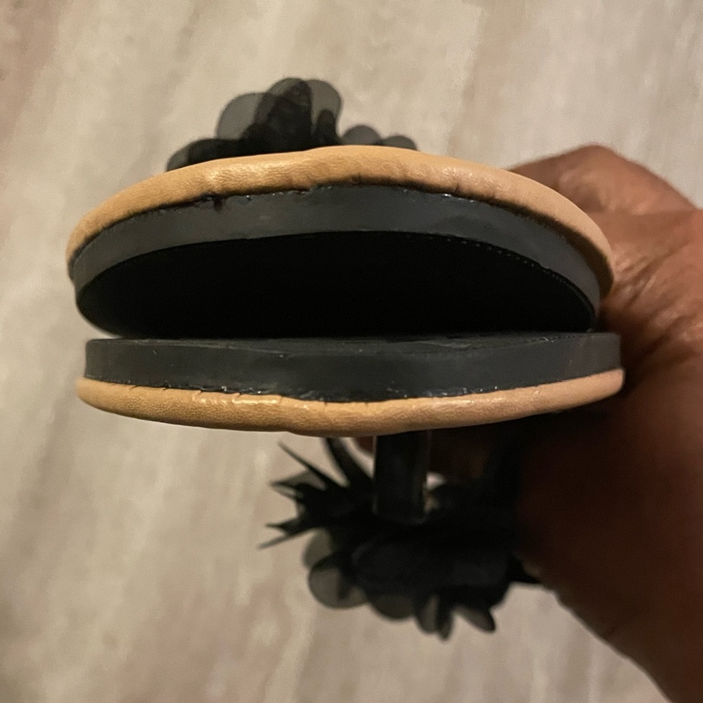 NWOT (LO⭐️E) Love 83 Thong Sandal adorned by Black Flowers Never Worn, Size 10 - Picture 3 of 6